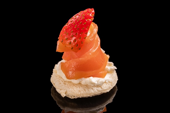 Канапе с форелью слабой соли 16 шт