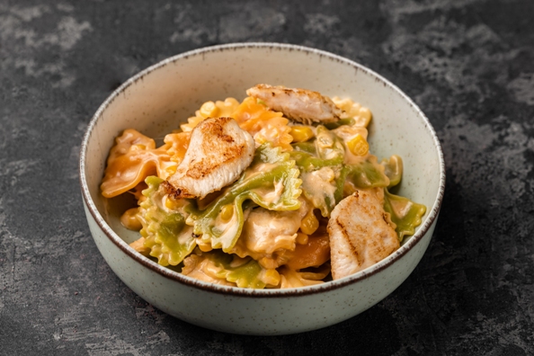 Паста Фарфале с цыпленком и кукурузой