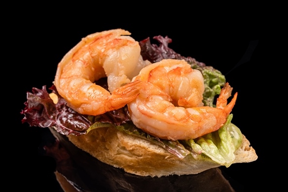 Брускетта с тигровыми креветками 2 шт