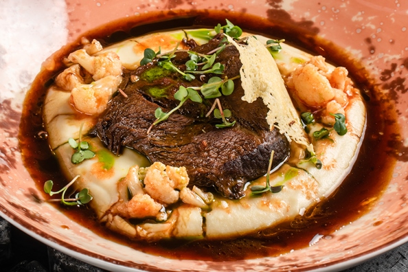 Томленые говяжьи щечки