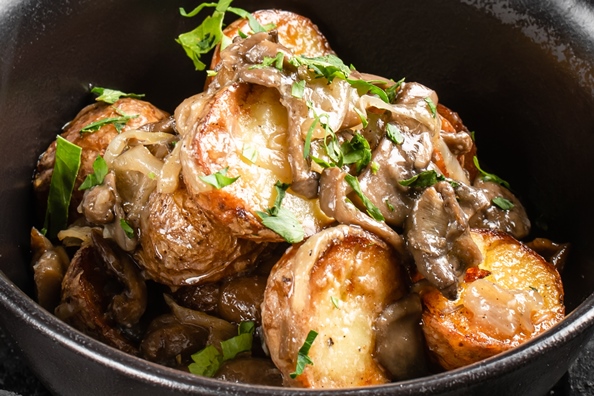 Картофель на углях с грибами и копченым маслом